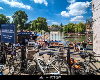 Cambridge Turismo - Scudamores sterline in attesa per il noleggio in una calda giornata estiva Foto Stock