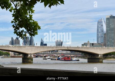 Vista sul Tamigi sul ponte di Waterloo e il moderno skyline di Londra Foto Stock