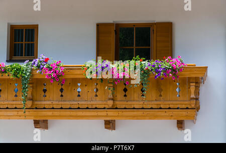 Tradizionali chalet tirolesi con fiore su balconi in Alto Adige in Italia in estate Foto Stock