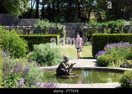 Donna bionda a piedi nella sala Parcevall giardini, Skyreholme, Appletreewick,Wharfedale, nello Yorkshire, Inghilterra, Regno Unito. Foto Stock