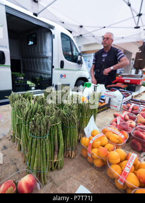 Gli asparagi e la frutta sul mercato in Briancon nelle alpi francesi di Haute Provence Foto Stock
