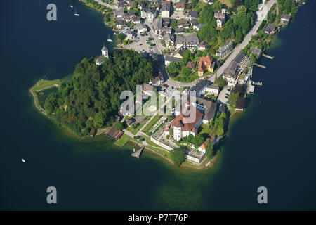 VISTA AEREA. Pittoresco villaggio di Traunkirchen sulla riva del lago di Traunsee. Distretto di Gmunden, Austria superiore, Austria. Foto Stock
