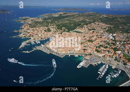 VISTA AEREA. Città di la Maddalena sull'isola di Maddalena con traghetti che collegano alla terraferma. Provincia di Sassari, Sardegna, Italia. Foto Stock
