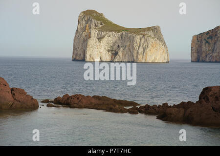 Grande, alto (altitudine: 133 metri) monolito interamente circondato dal mare. Pan di Zucchero, Nebida, Provincia della Sardegna meridionale, Sardegna, Italia. Foto Stock