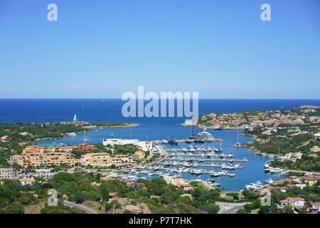 Marina di Porto Cervo sulla Costa Smeralda turistica. Arzachena, Provincia di Sassari, Sardegna, Italia. Foto Stock