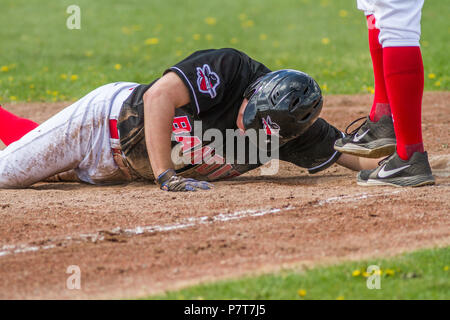 Giocatore di baseball , scorrevole testa prima, nella terza base, ragazzi pomeriggio junior gioco di baseball. Cranbrook, BC. Foto Stock