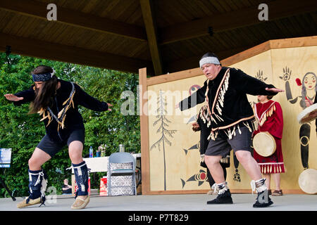 Artisti aborigeni ricreare i balli tradizionali dai loro antenati sulle Rocky Point Pier nazionali in materia di popoli indigeni del giorno 2018, Port Moody, BC Foto Stock