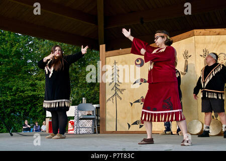 Artisti aborigeni ricreare i balli tradizionali dai loro antenati sulle Rocky Point Pier nazionali in materia di popoli indigeni del giorno 2018, Port Moody, BC Foto Stock