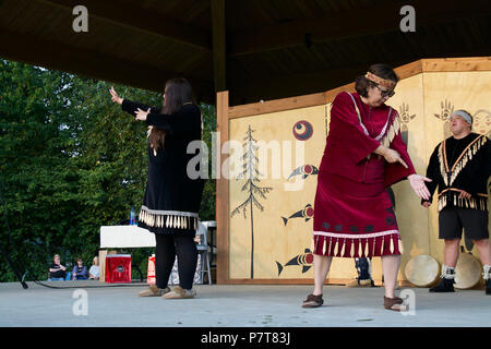 Artisti aborigeni ricreare i balli tradizionali dai loro antenati sulle Rocky Point Pier nazionali in materia di popoli indigeni del giorno 2018, Port Moody, BC Foto Stock