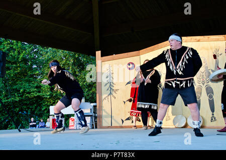 Artisti aborigeni ricreare i balli tradizionali dai loro antenati sulle Rocky Point Pier nazionali in materia di popoli indigeni del giorno 2018, Port Moody, BC Foto Stock