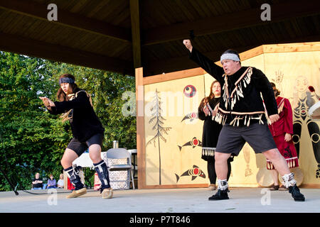 Artisti aborigeni ricreare i balli tradizionali dai loro antenati sulle Rocky Point Pier nazionali in materia di popoli indigeni del giorno 2018, Port Moody, BC Foto Stock