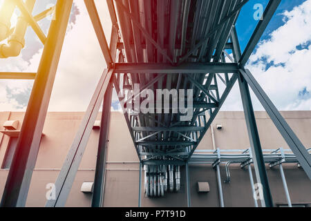 Tubazione industriale. Gruppo di fabbrica del tubo di calore acqua aria di refrigerazione trasferimento di ventilazione da condotte metalliche tra edificio Foto Stock