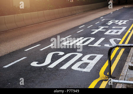 Fermata bus firmare il testo sulla strada di Hong Kong Foto Stock