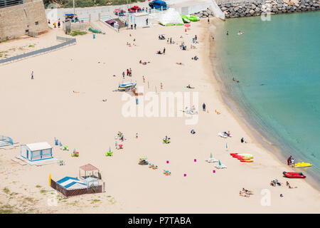 Vista aerea della spiaggia di Quemado è pieno di gente in Al Hoceima, Marocco. Foto Stock