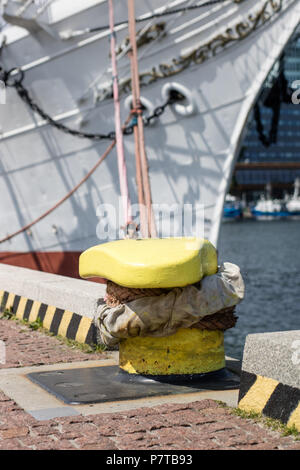 Porto bollard per grandi navi militari. La banchina porta in Europa centrale. Stagione di estate. Foto Stock