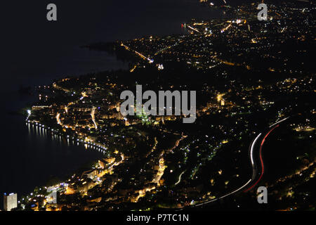 Panorama notturno di Montreux, Vevey e riviera svizzera da Caux, Svizzera Foto Stock