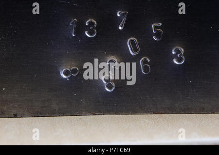 I timbri di metallo per la stampigliatura di numeri e lettere in metallo. Le cifre in rilievo in metallo. Un officina di fabbro. Foto Stock