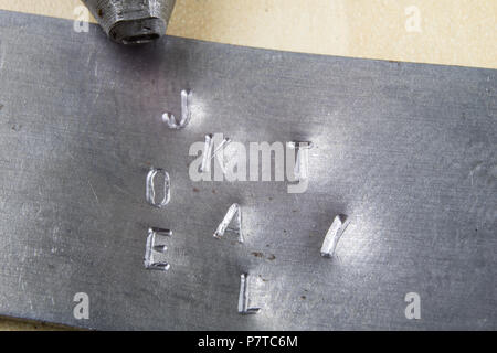 I timbri di metallo per la stampigliatura di numeri e lettere in metallo. Lettere in rilievo in metallo. Un officina di fabbro. Foto Stock