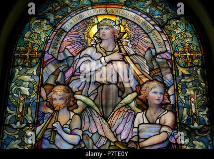 Inglese: Tiffany vetrata di Arlington Street Chiesa, 351-355 Boylston Street, Boston, Massachusetts, USA. 8 luglio 2017, 13:52:36 2 12 Rallegratevi ed essere oltremodo lieto, Wigglesworth Memorial finestra, 1922, Louis C. Tiffany, dettaglio - Arlington Street Chiesa - Boston, Massachusetts - DSC07012 Foto Stock