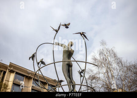 Multicultural uomo costruisce il mondo di una scultura in Piazza Liberazione, Sarajevo, Bosnia ed Erzegovina Foto Stock