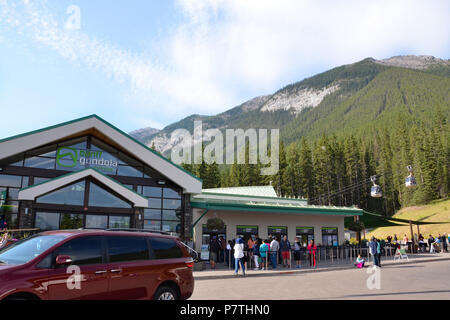 BANFF, AB / CANADA - Luglio 27, 2017: i visitatori la linea fino a ottenere i biglietti per la Funivia di Banff a cavalcare alla sommità della montagna di zolfo. Foto Stock