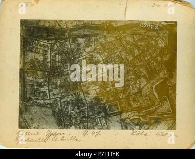 Inglese: questa veduta aerea della città belga di Ypres durante la Seconda battaglia di Ypres (1915) è stato preso da un catturato soldato tedesco (o spy - i dettagli precisi del suo ruolo sono state perse). 1915 14 vista aerea di Ypres durante la Seconda battaglia di Ypres (1915) Foto Stock