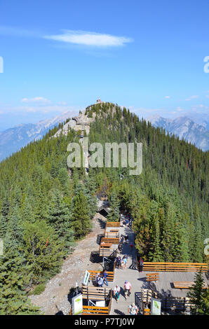 BANFF, AB / CANADA - Luglio 27, 2017: i visitatori utilizzano la passerella da Banff Gondola di Sanson picco in corrispondenza della sommità della montagna di zolfo. Foto Stock