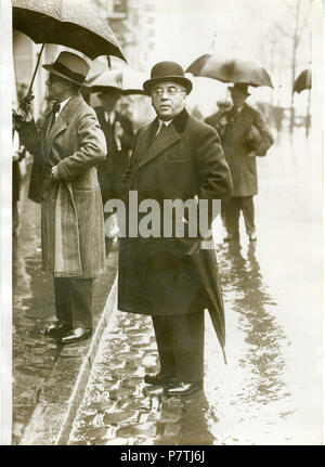 Français : Albert Sarraut, photographie de Georges Devred, agence Rol, 1931. Iscrizione au verso : a Parigi il 5 novembre 1931. Ouverture du 28ème Congrès du particol radicale Républicain et Radical Socialiste à la Salle Wagram. Arrivée de Monsieur Albert Sarraut, ancien Ministre. 5 Novembre 1931 16 Albert Sarraut 1931 Foto Stock