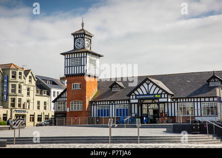 Regno Unito e Irlanda del Nord, Co Antrim, Portrush, Kerr Street, graticcio torre dell orologio della vecchia stazione ferroviaria, ora la fabbrica originale Shop Foto Stock