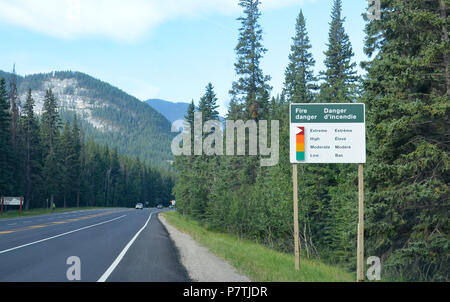 BANFF, AB / CANADA - Luglio 27, 2017: Pericolo di incendio segno insieme a estrema sulla Trans-Canada Highway int Canadian Rockies. Foto Stock