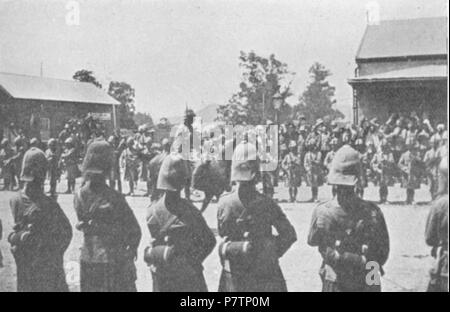 Italiano: Il generale Buller sfila in Ladysmith alla testa delle sue truppe; soldati scozzesi del II battaglione Gordon montanari della guarnigione presentano le armi . 1 Marzo 1900 56 Buller un Ladysmith Foto Stock