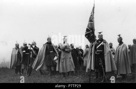 Kaisermanöver 1908 Elsaß-Lothringen Ganz links der [Kaiser Guglielmo II], dann Prinz August Wilhelm, der Kronprinz (1. bayerischen Ulanen) [Wilhelm von Preußen] 56 Bundesarchiv Bild 146-2000-016-17A, Elsaß-LOTHRINGEN, Kaisermanöver Foto Stock