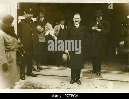 Français : Camille Chautemps, photographie de Georges Devred, agence Rol, 1931. Iscrizione au verso : Parigi 6 novembre 1931. 28e Congrès du particol radicale Républicain et Radical Socialiste à la Salle Wagram. Monsieur Camille Chautemps quittant la salle du Congrès après la seduta spiritica du matin. 6 Novembre 1931 59 Camille Chautemps 1931 Foto Stock