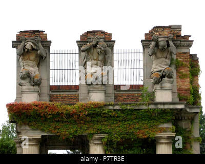 Inglese: atlanti scolpiti, di architectural scultore Karl amaro per il San Paolo edificio, a 220 Broadway, New York City nel 1898. Rimosso prima bldg. demo negli anni cinquanta e installato su una riproduzione della facciata del palazzo è entrata nel Parco di Holliday, Indianapolis, Indiana, Stati Uniti Il atlanti scolpiti statue, chiamato "le gare dell'uomo" rappresentato l'afro-americano, asiatici e caucasici gare lavorando insieme come apparivano per tenere il grattacielo di NYC sulle loro spalle. . 2007 - edificio costruito nel 1898 (26 marzo 2012 (originale data di caricamento)) 28 atlanti scolpiti da ((Karl amaro)) - ora a Indianapolis NEGLI STATI UNITI Foto Stock