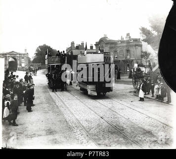 Inglese: lettura Tramways Company. Cavallo-tram 2 e 3 in corrispondenza della giunzione del cimitero terminus, 15 luglio 1893. Questo è il primo giorno di funzionamento per il doppio ponte di auto e una folla di curiosi ha raccolto. Vettura n. 2 porta la pubblicità di Edwin Awmack's hardware shop a 87 Broad Street. Vettura n. 3 è attesa per i cavalli per essere cambiato. Tra le vetture è un Starley 'Royal' Salvo triciclo con due grandi ruote. Sullo sfondo sono il cimitero di cancelli, il negozio della lettura azienda lattiero-casearia al n. 12 Wokingham Road, e Marchese di Granby inn in London Road. 1890-1899 : fotografia di Wal Foto Stock