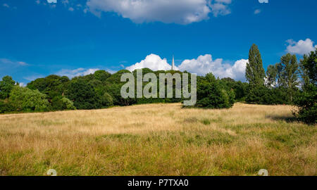 Londra, Inghilterra. Il 7 luglio 2018. L'ondata di caldo ha reso l'erba su Harrow-su-il-Hill tinder asciutto. La presente ondata di caldo è impostata per continuare. ©Tim anello/Alamy Live News Foto Stock