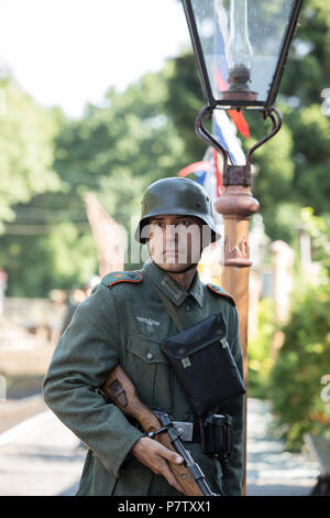 Kidderminster, Regno Unito. 7 Luglio, 2018. Un viaggio indietro nel tempo continua a Severn Valley Railway come tutti coinvolti ruotare l'orologio indietro al 1940s. Gli ospiti e il personale estrarre tutte le fermate per garantire un realistico il tempo di guerra la Gran Bretagna è vissuta da tutti su questo patrimonio della linea ferroviaria. Credito: Lee Hudson/Alamy Live News Foto Stock