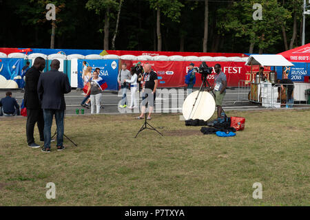 Mosca, Russia - Sabato 7 Luglio, 2018: Fan Fest Mosca, Vorobyovy Gory vicino Università Statale di Mosca. Tifosi guardare i titoli FIFA su schermi di grandi dimensioni qui. Buon umore, bellissimi paesaggi urbani. L'area capacità è più di 30000 persone. Gli appassionati di calcio da parte di molti paesi si incontrano qui. La gente guarda Inghilterra vs Svezia gioco e sono pronte per la Russia vs Croazia gioco. Campo TV team al lavoro. Credito: Alex Immagini/Alamy Live News Foto Stock