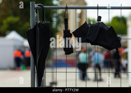 Mosca, Russia - Sabato 7 Luglio, 2018: Fan Fest Mosca, Vorobyovy Gory vicino Università Statale di Mosca. Tifosi guardare i titoli FIFA su schermi di grandi dimensioni qui. Buon umore, bellissimi paesaggi urbani. L'area capacità è più di 30000 persone. Gli appassionati di calcio da parte di molti paesi si incontrano qui. La gente guarda Inghilterra vs Svezia gioco e sono pronte per la Russia vs Croazia gioco. Il clima è di tipo instabile di questi giorni. Ombrelli appesi alla recinzione. Credito: Alex Immagini/Alamy Live News Foto Stock