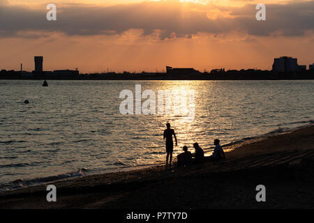 Portsmouth, Regno Unito. Il 6 luglio 2018. Una bella serata di essere apprezzato da tante persone lungo il Southsea seafront in Inghilterra, con temperature soaring nel 30's per un numero di giorni - Ondata di caldo 2018 Credit: Nick Fotografia di Lewis/Alamy Live News Foto Stock