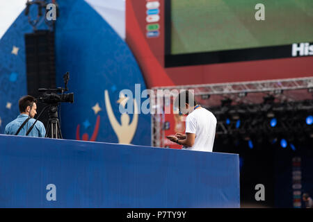 Mosca, Russia - Sabato 7 Luglio, 2018: Fan Fest Mosca, Vorobyovy Gory vicino Università Statale di Mosca. Tifosi guardare i titoli FIFA su schermi di grandi dimensioni qui. Buon umore, bellissimi paesaggi urbani. L'area capacità è più di 30000 persone. Gli appassionati di calcio da parte di molti paesi si incontrano qui. La gente guarda Inghilterra vs Svezia gioco e sono pronte per la Russia vs Croazia gioco. Campo TV team al lavoro. Credito: Alex Immagini/Alamy Live News Foto Stock