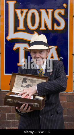 Kidderminster, Regno Unito. 7 luglio 2018. Un viaggio indietro nel tempo continua alla Severn Valley Railway mentre riportiamo l'orologio indietro agli anni '40. I visitatori e il personale assicurano che la Gran Bretagna della seconda guerra mondiale sia vissuta su questa linea ferroviaria storica. Un barbarzoso 1940, WW2 spiv su piattaforma ferroviaria vintage cerca di tentare i passeggeri con le sue merci mercato nero! Credit: Lee Hudson/Alamy Live News Foto Stock