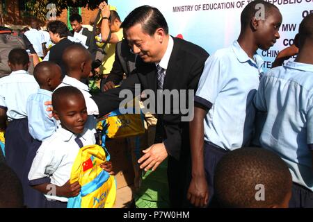 A Kigali, Ruanda. 6 Luglio, 2018. Guo Weimin (C), il Vice Ministro del Consiglio di Stato Ufficio informazioni della Cina, presenta un sacco di scuola per un rwandese studente presso il 'Luminosità e libri' cerimonia di donazione a Kigali, capitale del Rwanda, il 6 luglio 2018. Una serie di scambi culturali le attività intese a rafforzare la cultura di scambi e di cooperazione di media tra la Cina e il Ruanda nonché per la promozione di relazioni bilaterali conclusi sabato a Kigali. Credito: Lyu Tianran/Xinhua/Alamy Live News Foto Stock