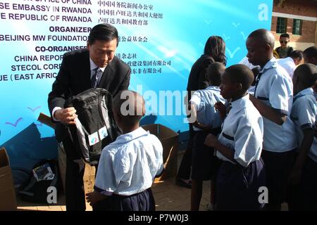 A Kigali, Ruanda. 6 Luglio, 2018. Guo Weimin (1L), il Vice Ministro del Consiglio di Stato Ufficio informazioni della Cina, presenta un sacco di scuola per un rwandese studente presso il 'Luminosità e libri' cerimonia di donazione a Kigali, capitale del Rwanda, il 6 luglio 2018. Una serie di scambi culturali le attività intese a rafforzare la cultura di scambi e di cooperazione di media tra la Cina e il Ruanda nonché per la promozione di relazioni bilaterali conclusi sabato a Kigali. Credito: Lyu Tianran/Xinhua/Alamy Live News Foto Stock