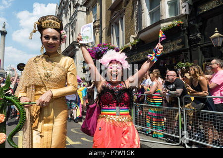 Londra, Regno Unito. 7 Luglio, 2018. Festaioli prendere parte all'orgoglio a Londra parade. Il festival annuale attira centinaia di migliaia di persone per le strade della capitale britannica per celebrare il LGBT+ comunità. Credito: Wiktor Szymanowicz/Alamy Live News Foto Stock