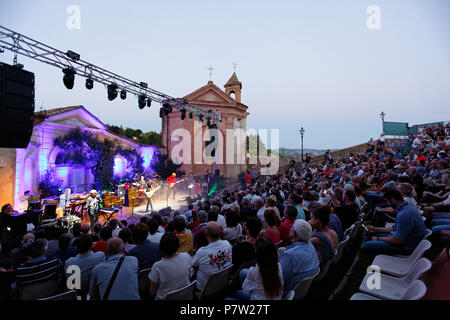 Monforte d'Alba, Italia. Il 7 luglio 2018. British chitarrista Steve Hackett e la sua band esegue durante il suo concerto a MonfortInJazz festival. MLBARIONA/Alamy Live News Foto Stock