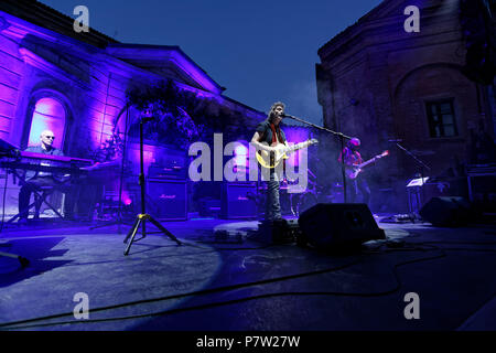 Monforte d'Alba, Italia. Il 7 luglio 2018. British chitarrista Steve Hackett e la sua band esegue durante il suo concerto a MonfortInJazz festival. MLBARIONA/Alamy Live News Foto Stock