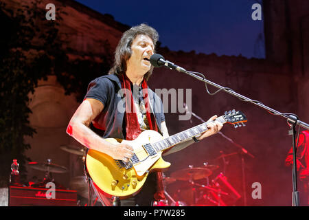 Monforte d'Alba, Italia. Il 7 luglio 2018. British chitarrista Steve Hackett e la sua band esegue durante il suo concerto a MonfortInJazz festival. MLBARIONA/Alamy Live News Foto Stock