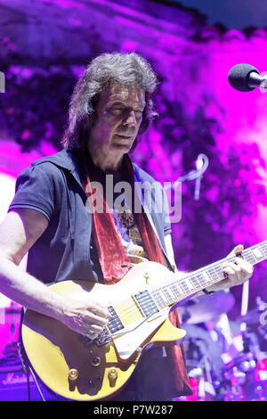 Monforte d'Alba, Italia. Il 7 luglio 2018. British chitarrista Steve Hackett e la sua band esegue durante il suo concerto a MonfortInJazz festival. MLBARIONA/Alamy Live News Foto Stock