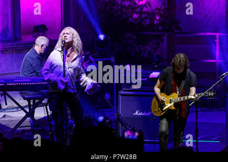 Monforte d'Alba, Italia. Il 7 luglio 2018. British chitarrista Steve Hackett e la sua band esegue durante il suo concerto a MonfortInJazz festival. MLBARIONA/Alamy Live News Foto Stock